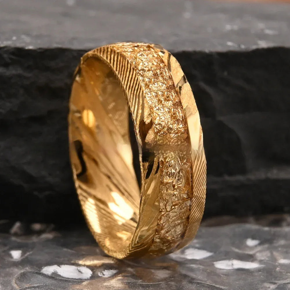 Bague en acier damassé incrusté d'or au milieu