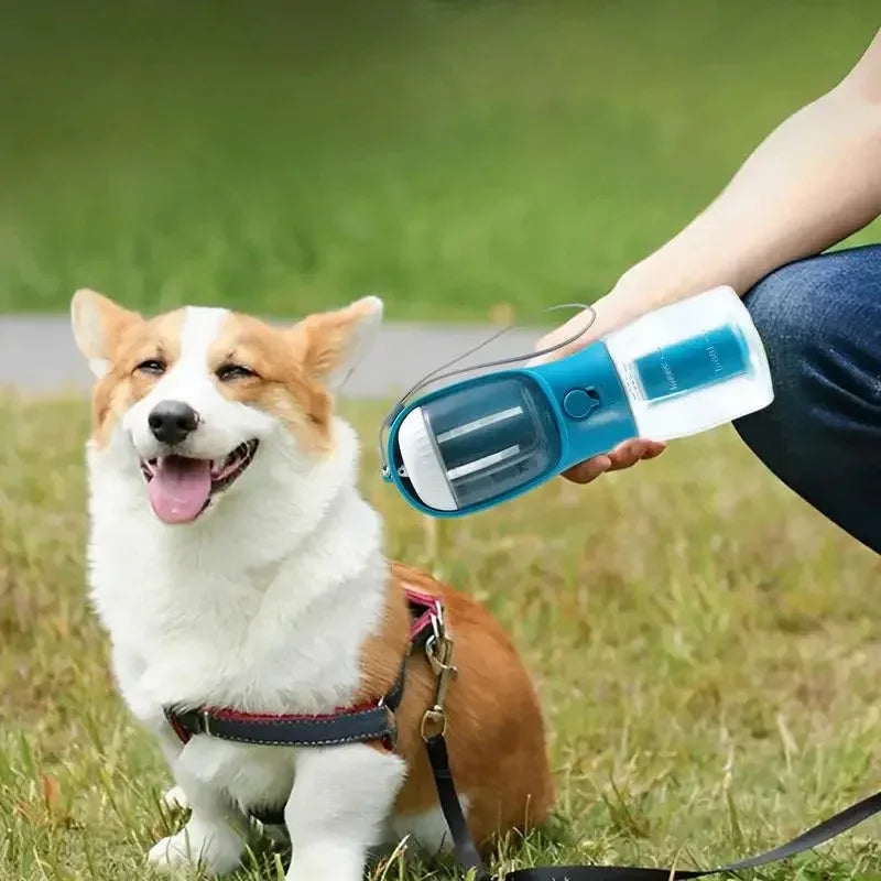 Gobelet à eau pour chien, compartiment pour sacs poubelles, distributeur de nourriture, bouteille d'eau portable multifonction trois-en-un pour petits animaux de compagnie
