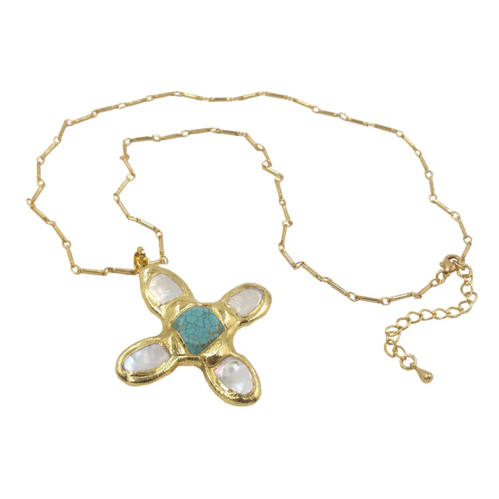 Collier avec pendentif incrusté de perles d'eau douce turquoise en forme de croix plaqué or 18 carats
