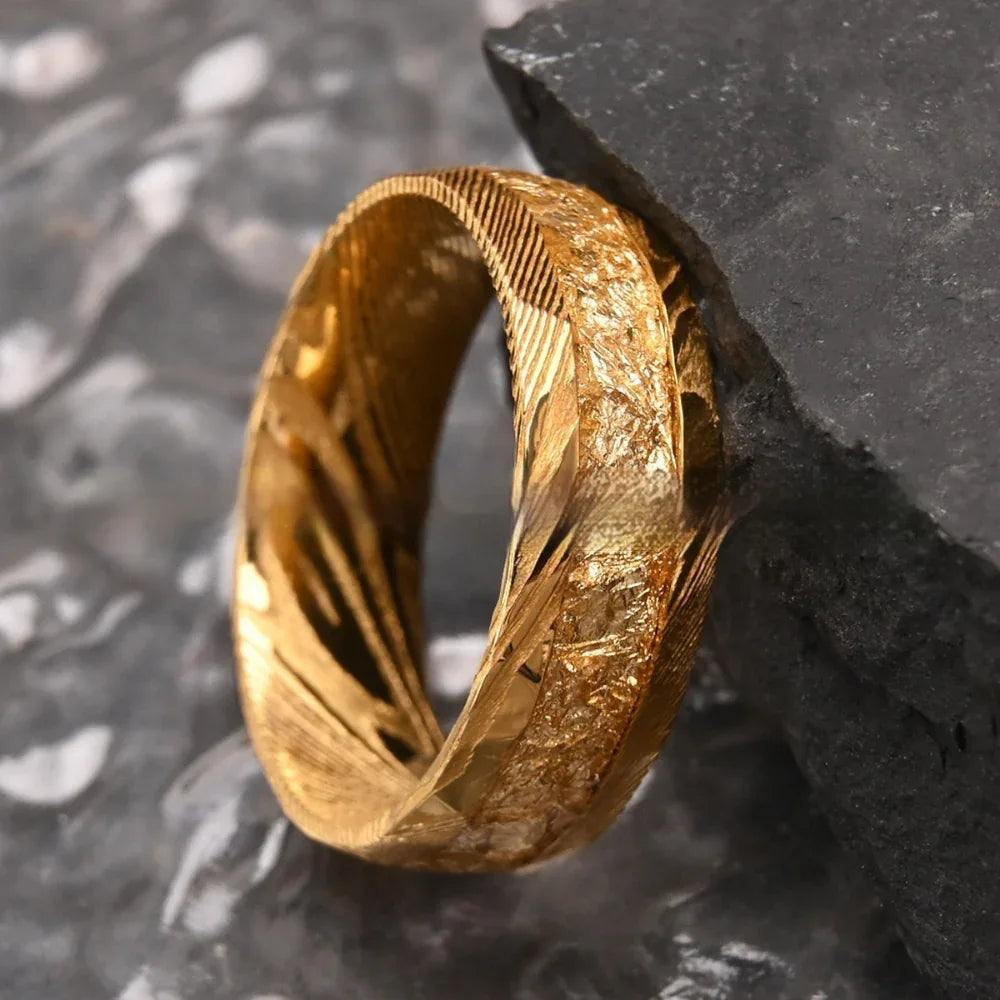 Bague en acier damassé incrusté d'or au milieu