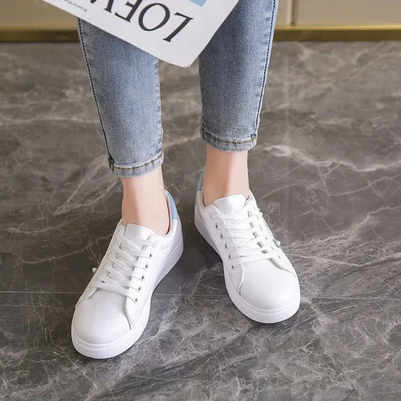 Damen Flache Low-Top Schmetterling-Sneaker