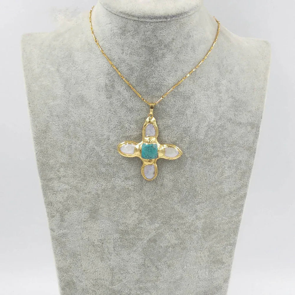 Collier avec pendentif incrusté de perles d'eau douce turquoise en forme de croix plaqué or 18 carats