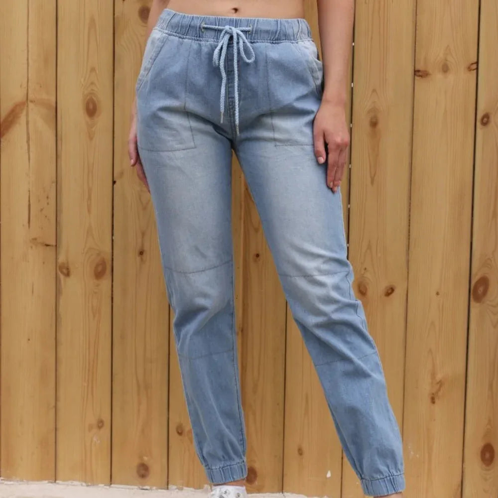 Freizeitjeans für Damen aus hellblauem elastischem Denimstoff