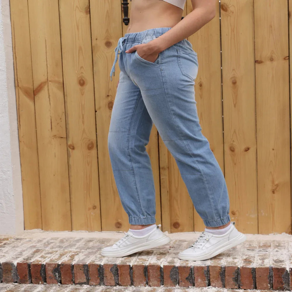 Freizeitjeans für Damen aus hellblauem elastischem Denimstoff