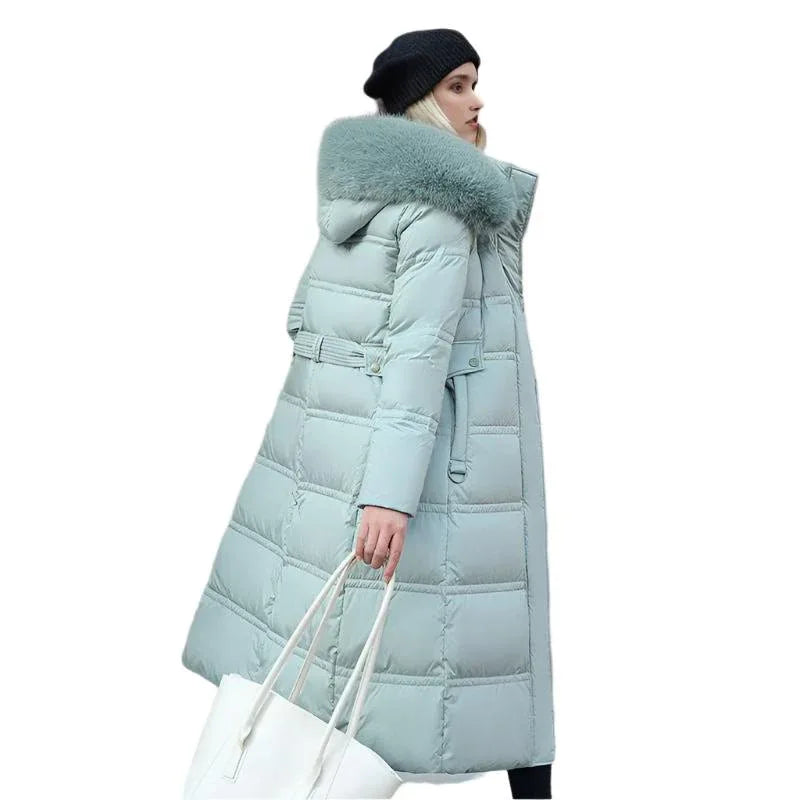 Lange, schmal geschnittene, gefütterte Damen-Winterjacke mit Fellkapuze und verstellbarem Gürtel