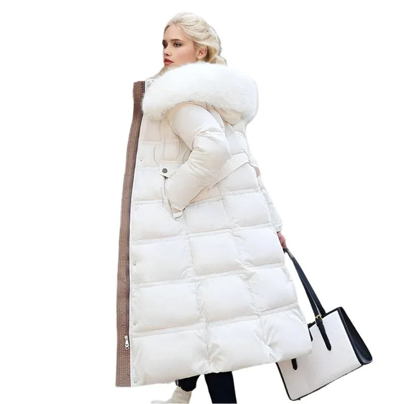 Lange, schmal geschnittene, gefütterte Damen-Winterjacke mit Fellkapuze und verstellbarem Gürtel