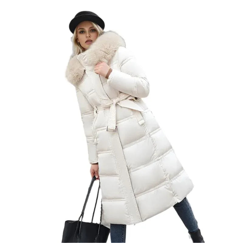 Lange, schmal geschnittene, gefütterte Damen-Winterjacke mit Fellkapuze und verstellbarem Gürtel