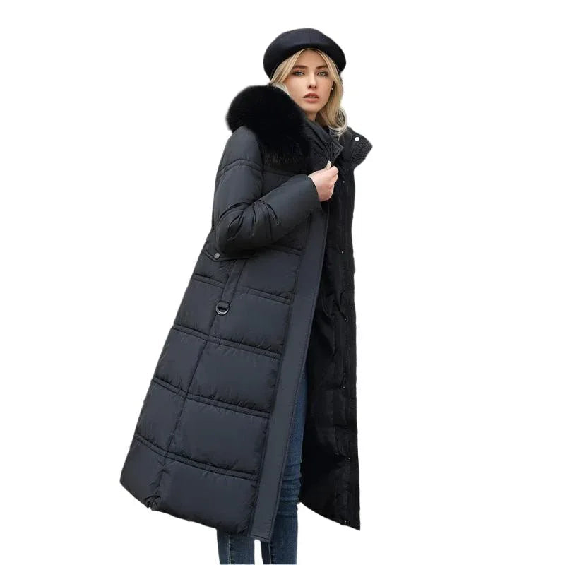 Lange, schmal geschnittene, gefütterte Damen-Winterjacke mit Fellkapuze und verstellbarem Gürtel
