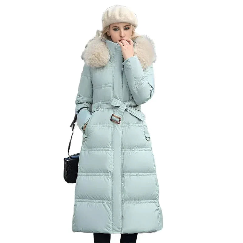 Lange, schmal geschnittene, gefütterte Damen-Winterjacke mit Fellkapuze und verstellbarem Gürtel
