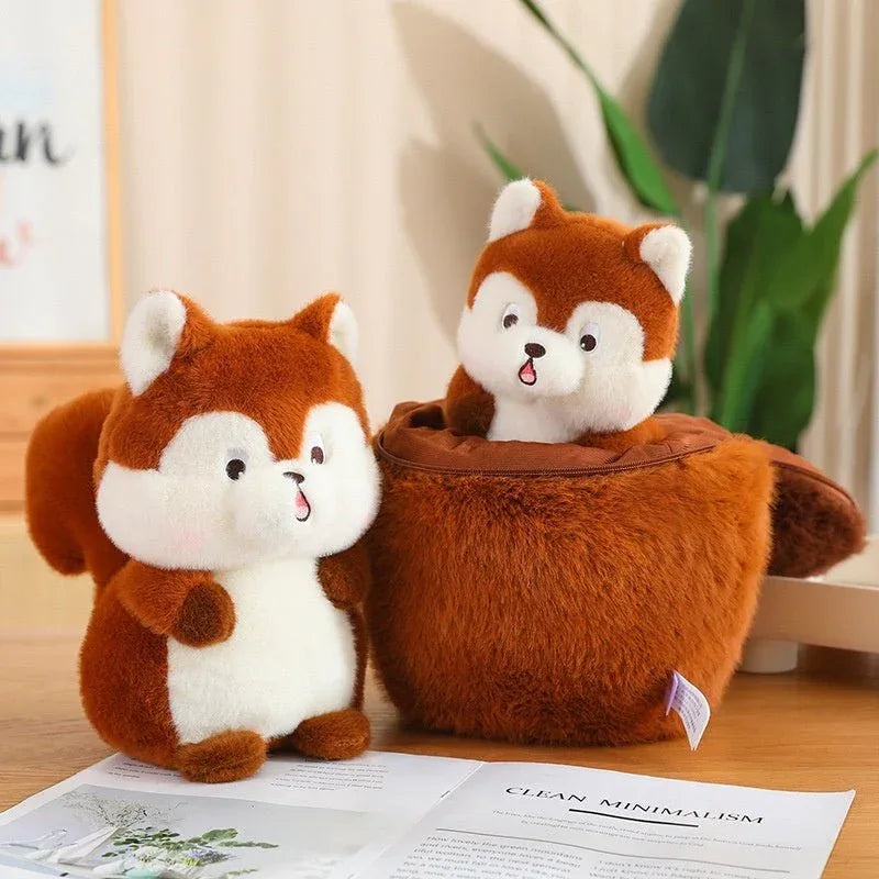 Eichhörnchen-Plüschtier mit Eichel
